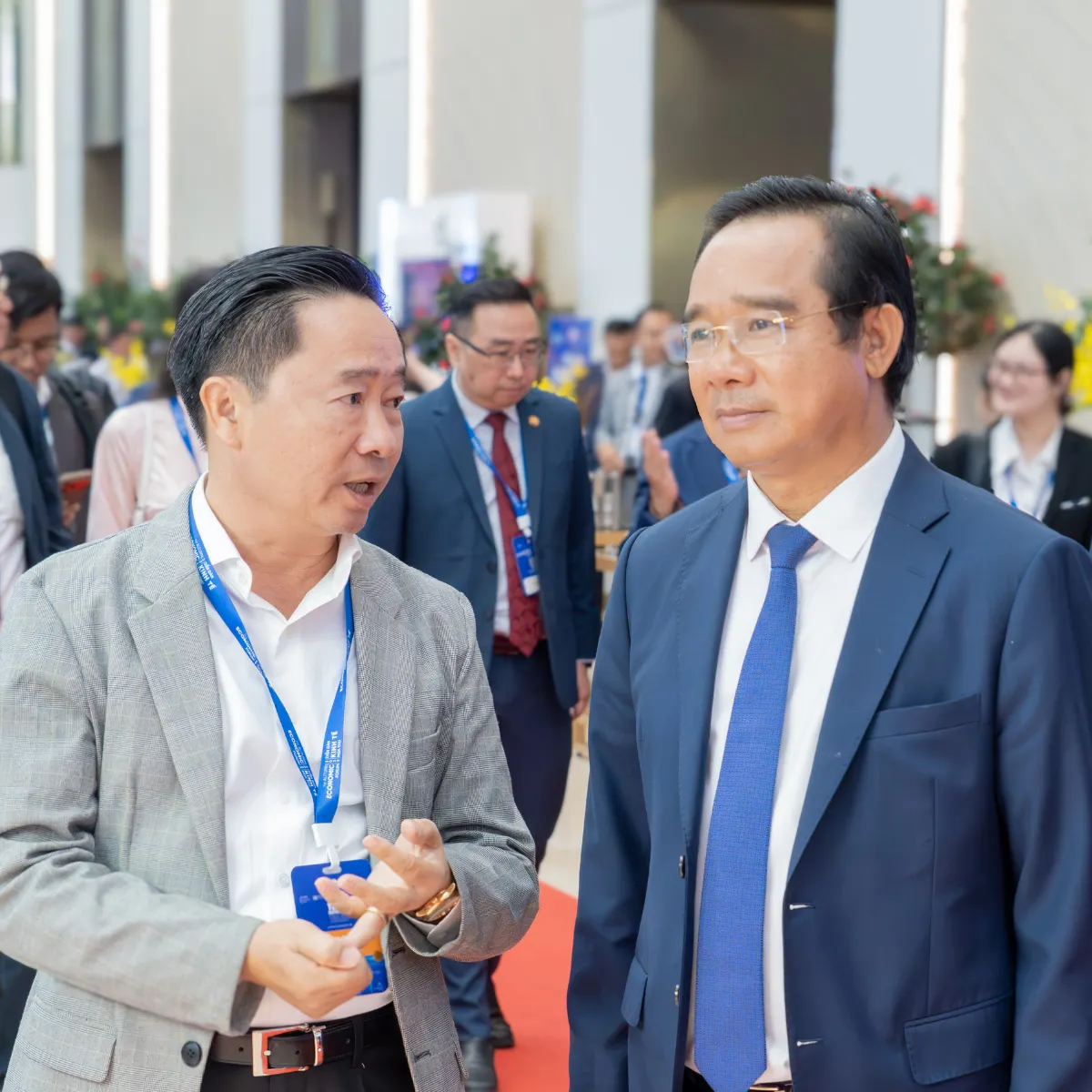 Ông Trần Văn Chín - Chủ tịch HĐQT Công ty CP Công nghệ Arobid giới thiệu với Chủ tịch UBND TP. Hồ Chí Minh Nguyễn Văn Được về nền tảng công nghệ Arobid TradeXpo