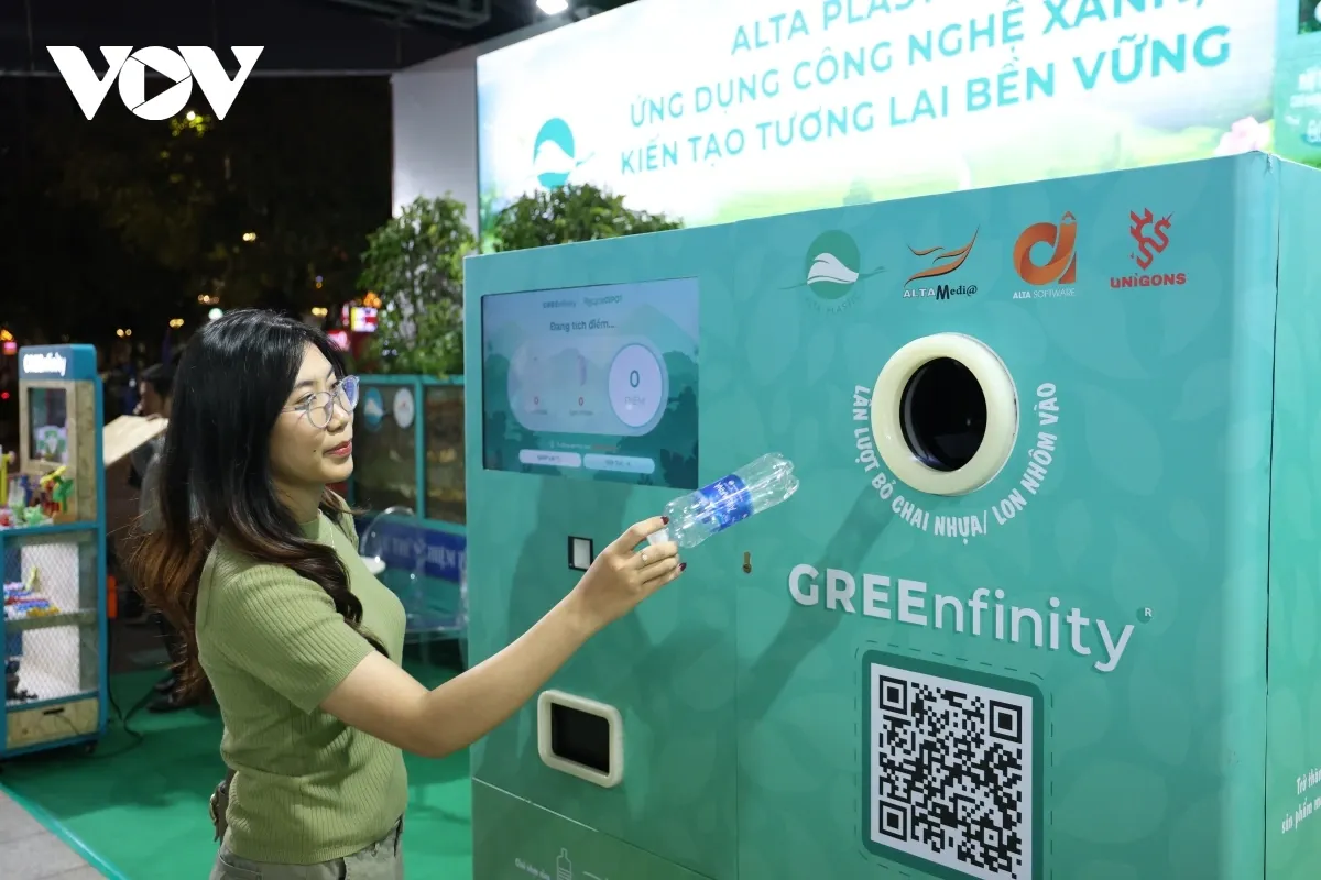 Chương trình “đổi rác lấy quà” nhằm thúc đẩy ý thức bảo vệ môi trường, lan toả thông điệp phát triển bền vững