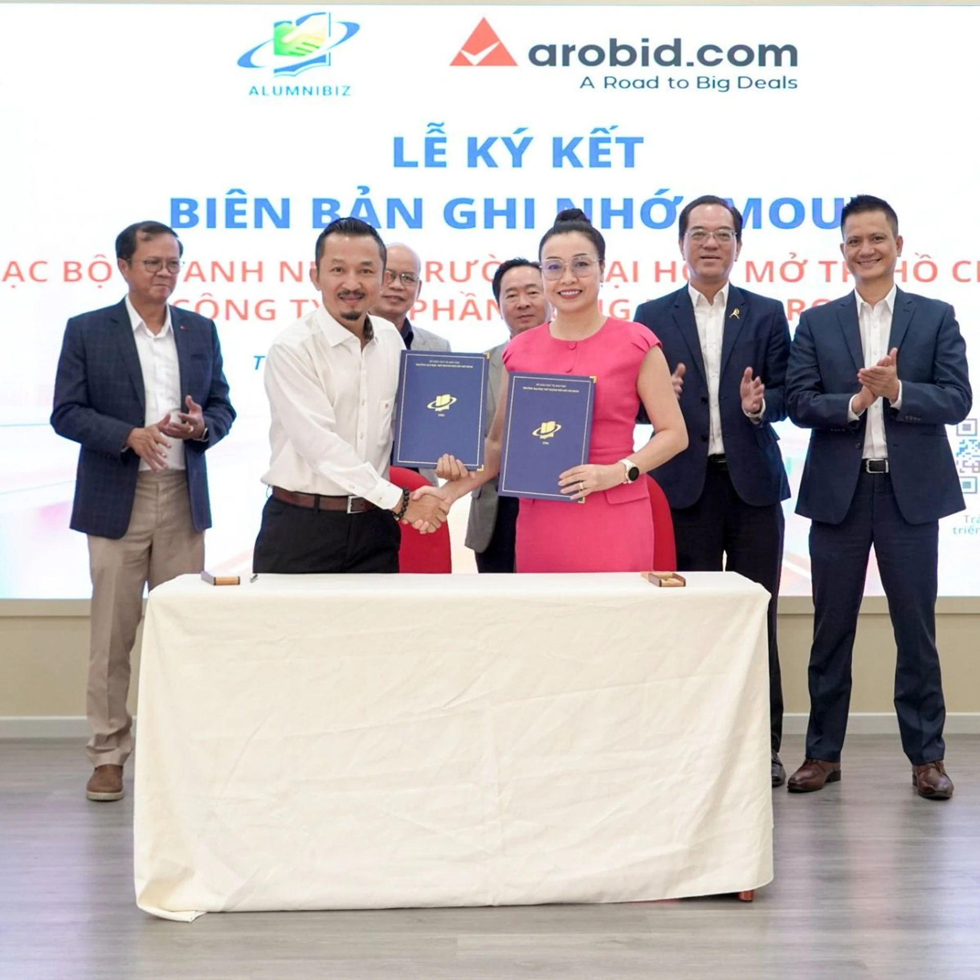 Đại diện Arobid và CLB Doanh nhân Đại học Mở TP.HCM ký kết hợp tác