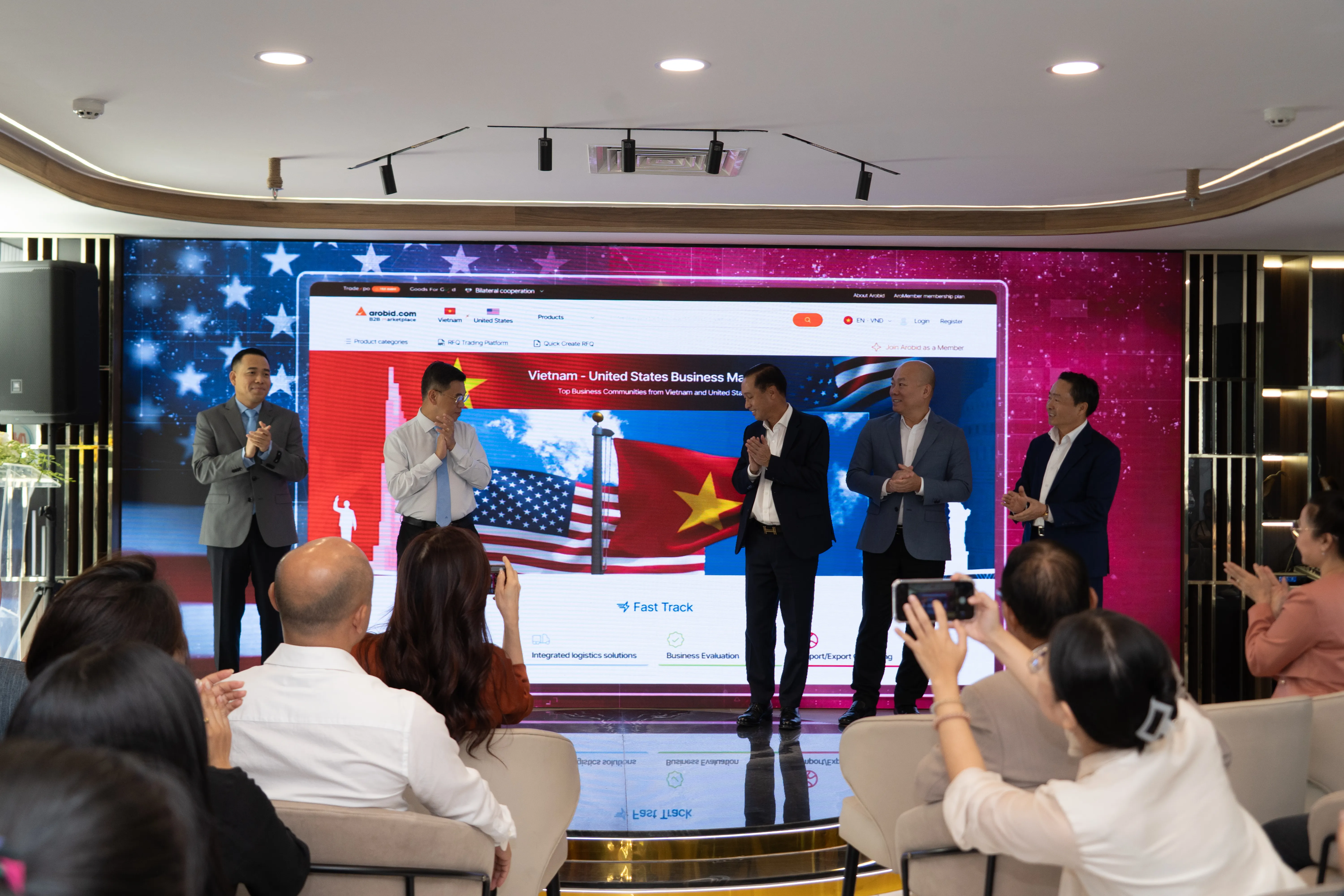 The official launch moment of the Vietnam–USA B2B e-commerce platform VietnamUSA.Arobid.com, marking a new milestone in bilateral cooperation.