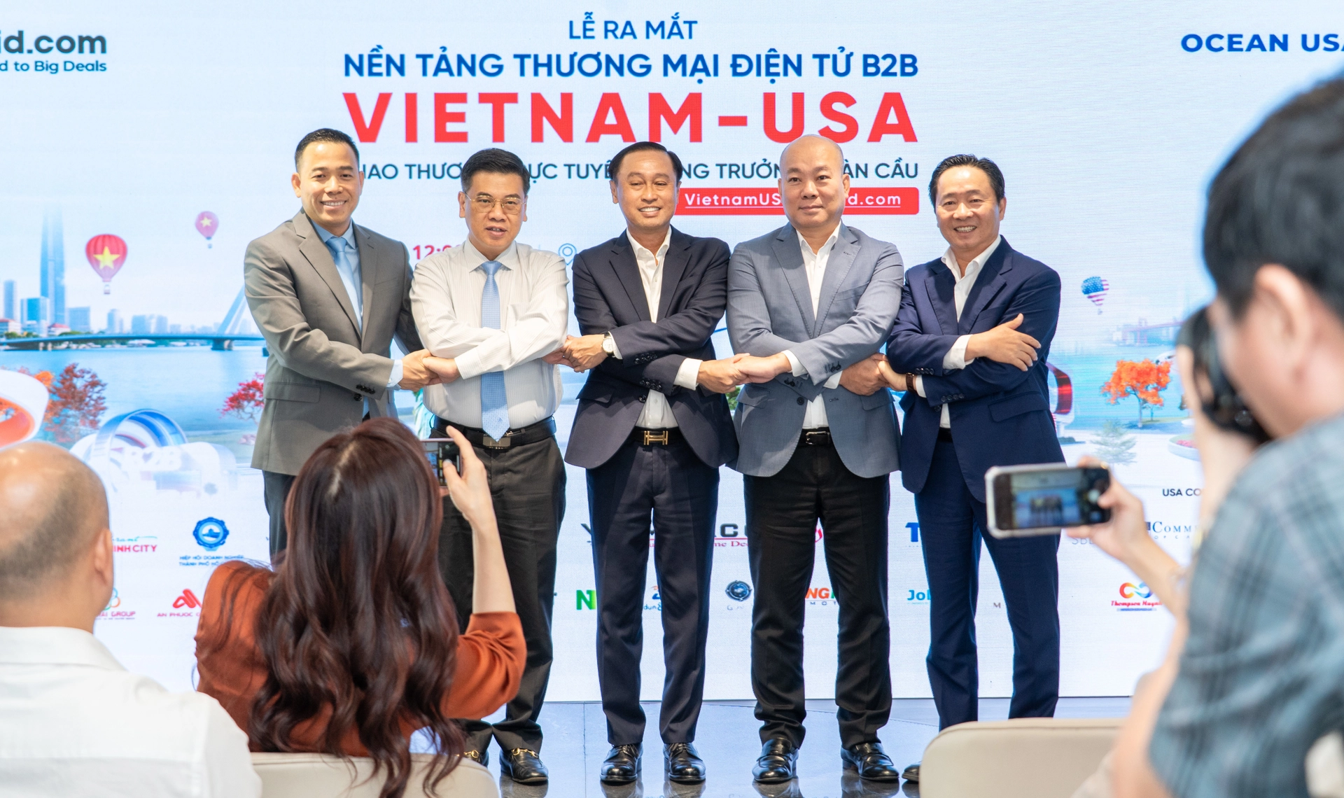 Đại diện Công ty CP Công nghệ Arobid, Ocean USA và các đối tác chiến lược bắt tay thể hiện cam kết hợp tác trong khuôn khổ ra mắt nền tảng thương mại điện tử B2B VietnamUSA.Arobid.com.