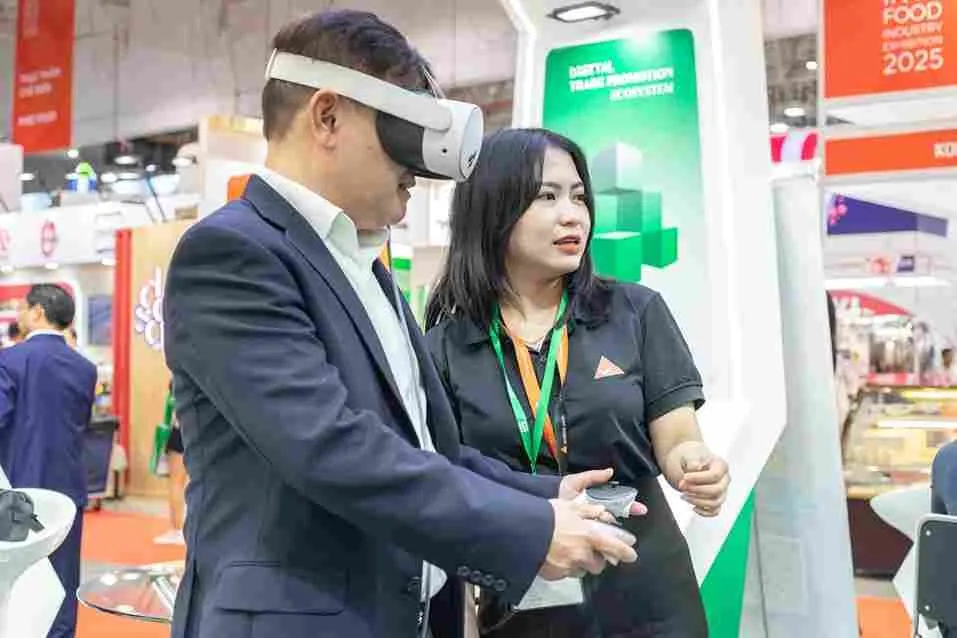 Công nghệ VR giúp khách tham quan “dạo bước” giữa các gian hàng ảo của Vietnam Foodexpo 2025.