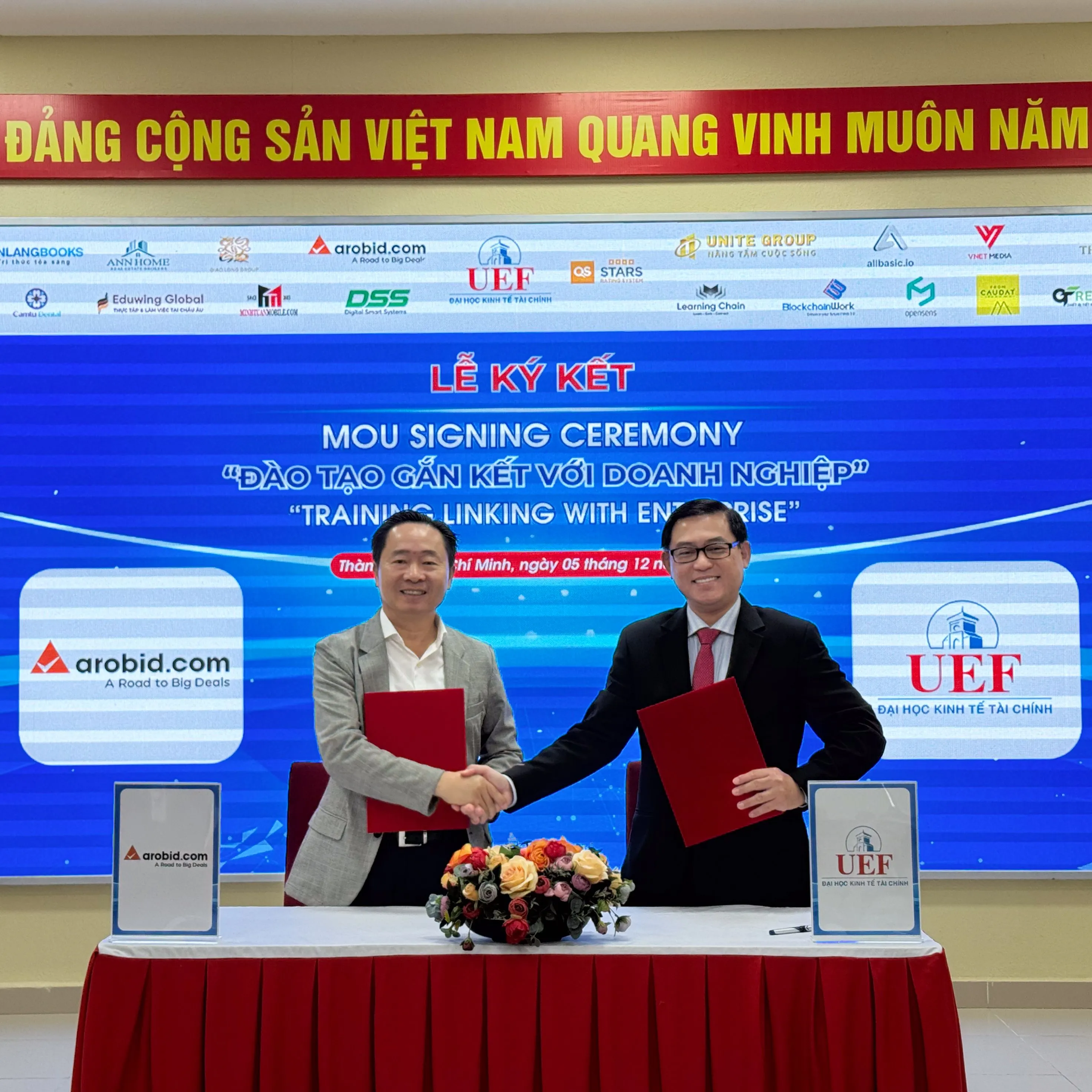 UEF kí kết hợp tác với Công ty Công nghệ Cổ phần Arobid