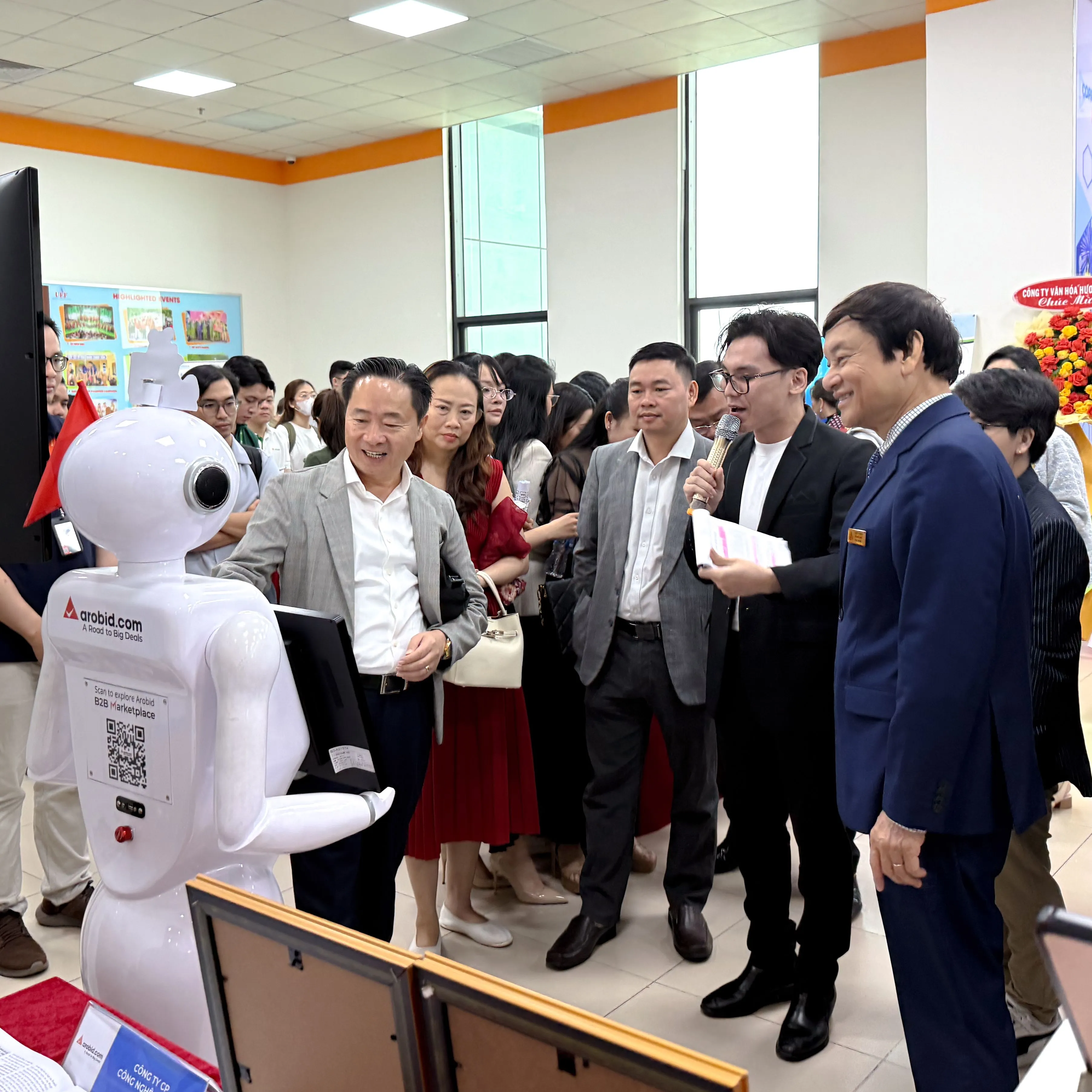 Các đại biểu, doanh nghiệp đến kết nối tại bàn giao thương của Công ty Cổ phần Công nghệ Arobid