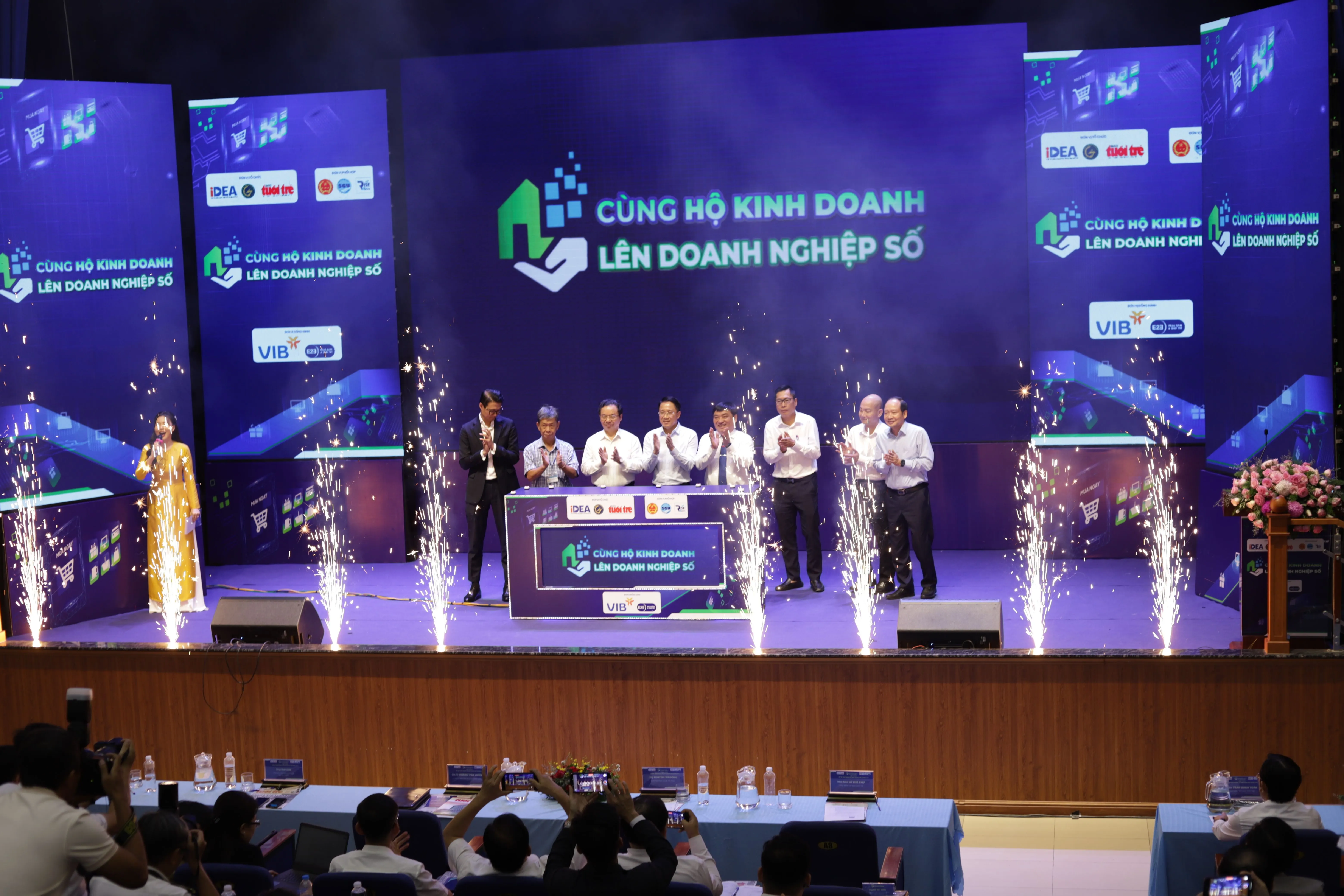 Lễ công bố dự án “Cùng hộ kinh doanh lên doanh nghiệp số” sáng ngày 8/10. Hình: Arobid