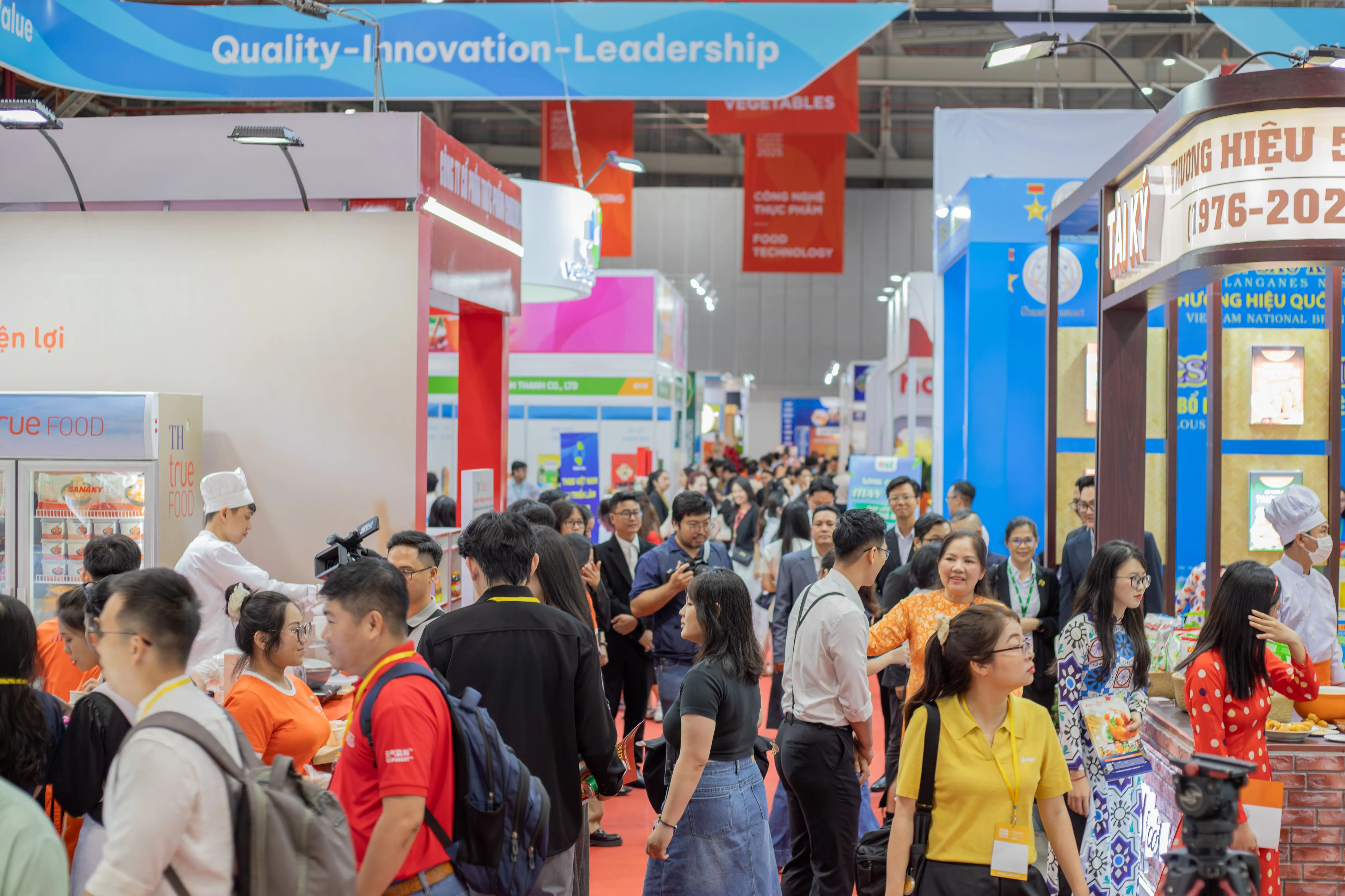 Hàng ngàn khách tham quan trong nước và quốc tế đến với Vietnam Food Expo 2025