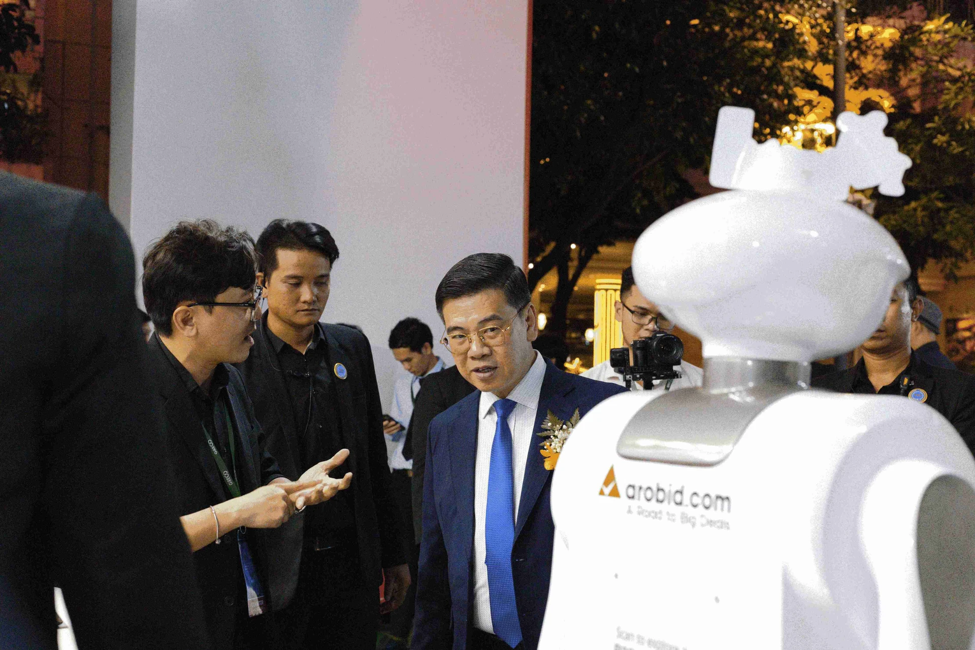 Phó Chủ tịch UBND TP.HCM Nguyễn Văn Dũng ghé thăm gian hàng Arobid tại GRECO 2025