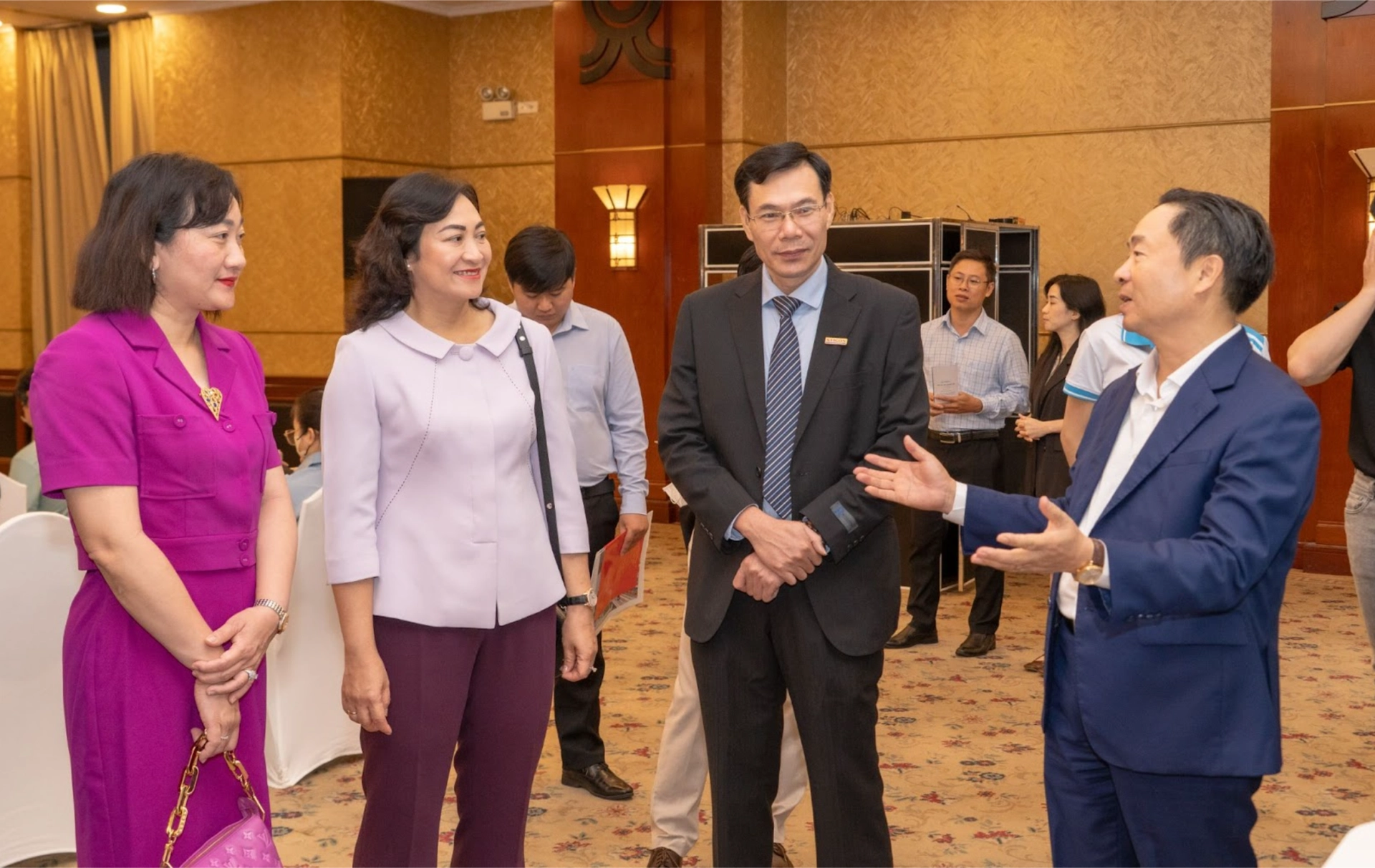 Mr. Tran Van Chin, Chairman of Arobid, introduces the EcoHub ecosystem to Deputy Minister Phan Thi Thắng and other delegates. (Photo: Arobid)
