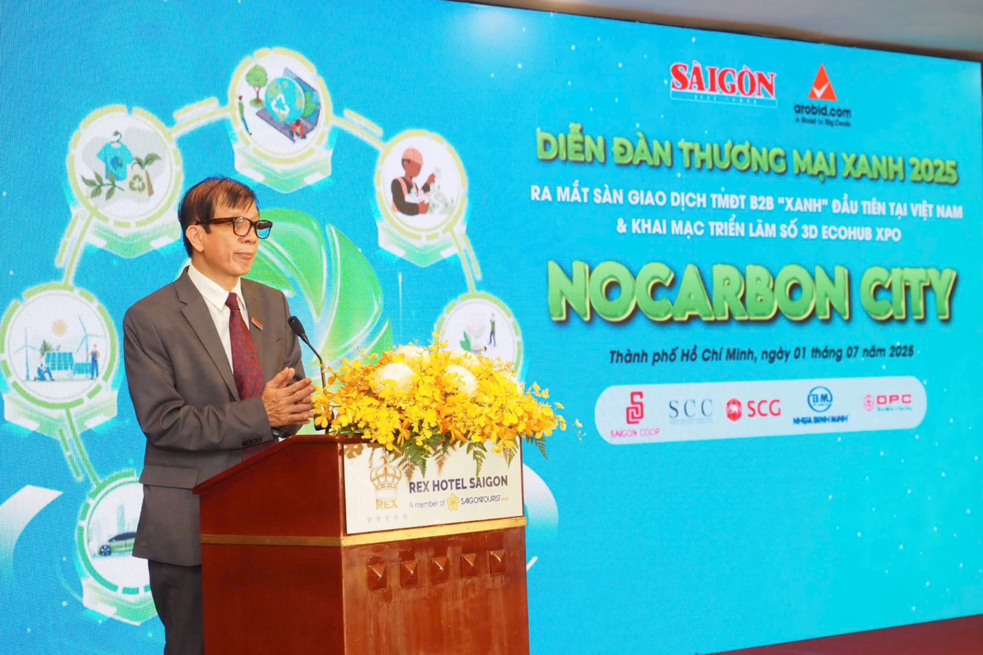 Nguyen Khac Van, Deputy Editor-in-Chief of SGGP, speaking at the opening of the Forum. (Photo: Hoàng Hùng)