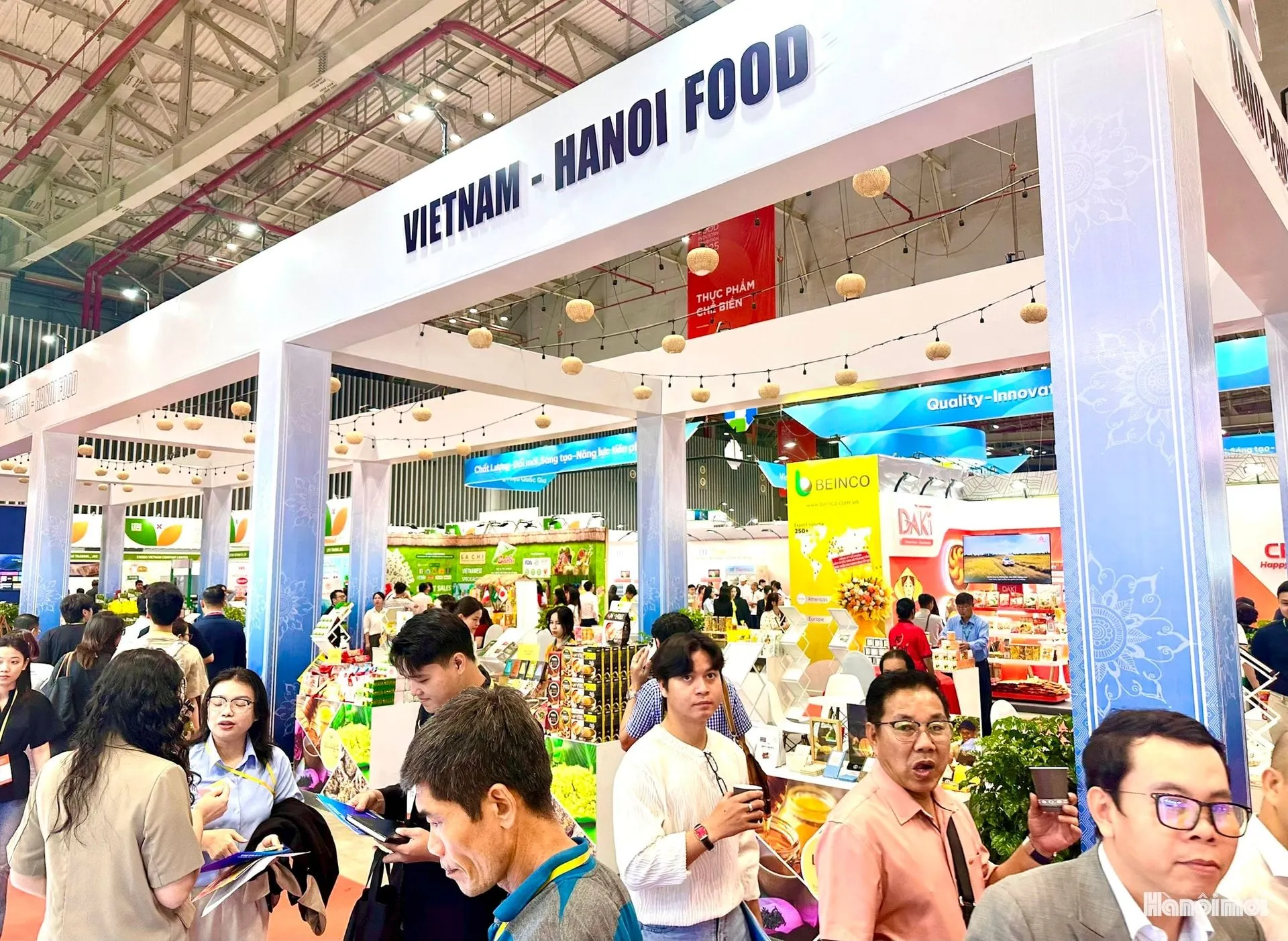 Gian hàng của thành phố Hà Nội tham gia triển lãm. Ảnh: M.Tuấn