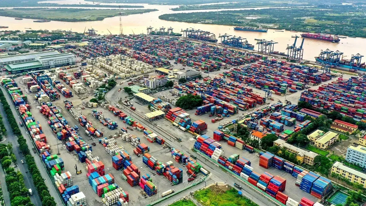 Nhiều doanh nghiệp Việt Nam quyết tâm đầu tư lớn, giảm chi phí logistics. Trong ảnh: hàng hóa xuất nhập khẩu tại cảng Cát Lái, TP.HCM - Ảnh: QUANG ĐỊNH
