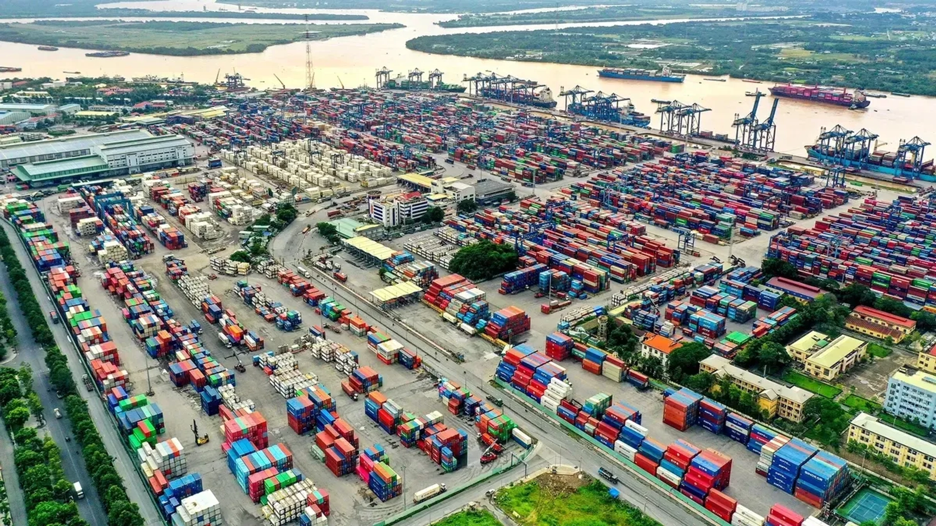 Nhiều doanh nghiệp Việt Nam quyết tâm đầu tư lớn, giảm chi phí logistics. Trong ảnh: hàng hóa xuất nhập khẩu tại cảng Cát Lái, TP.HCM - Ảnh: QUANG ĐỊNH