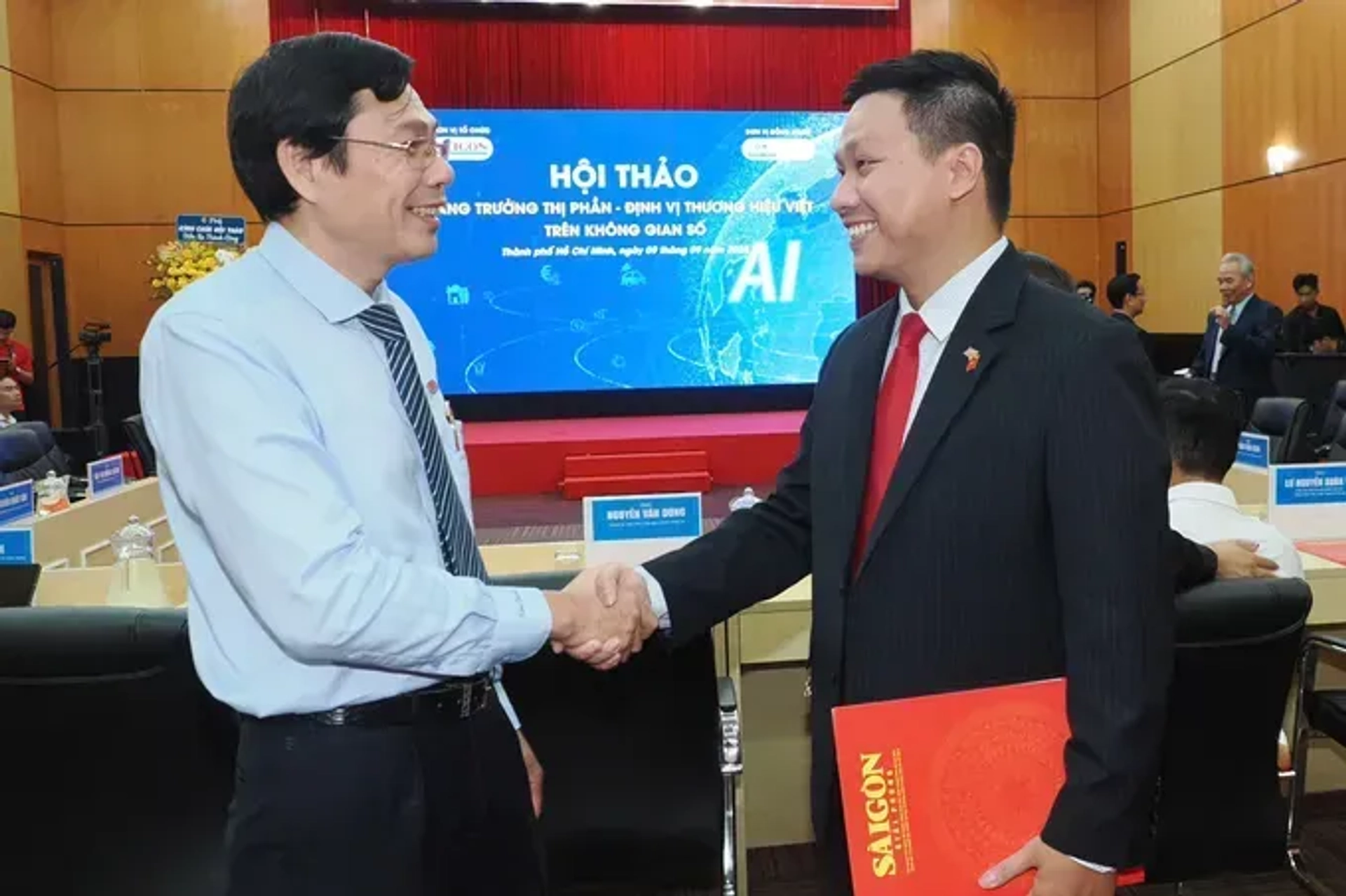 Phó Tổng Biên tập Báo SGGP Phạm Văn Trường và TS Lý Hoàng Vũ tại hội thảo. Ảnh: HOÀNG HÙNG