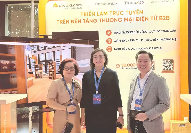 Thứ trưởng Bộ Công Thương Phan Thị Thắng thăm gian hàng Triển lãm trực tuyến trên nền tảng thương mại điện tử B2B Arobid, tại Diễn đàn Kinh tế mùa Thu 2025. Ảnh: Minh Khuê.