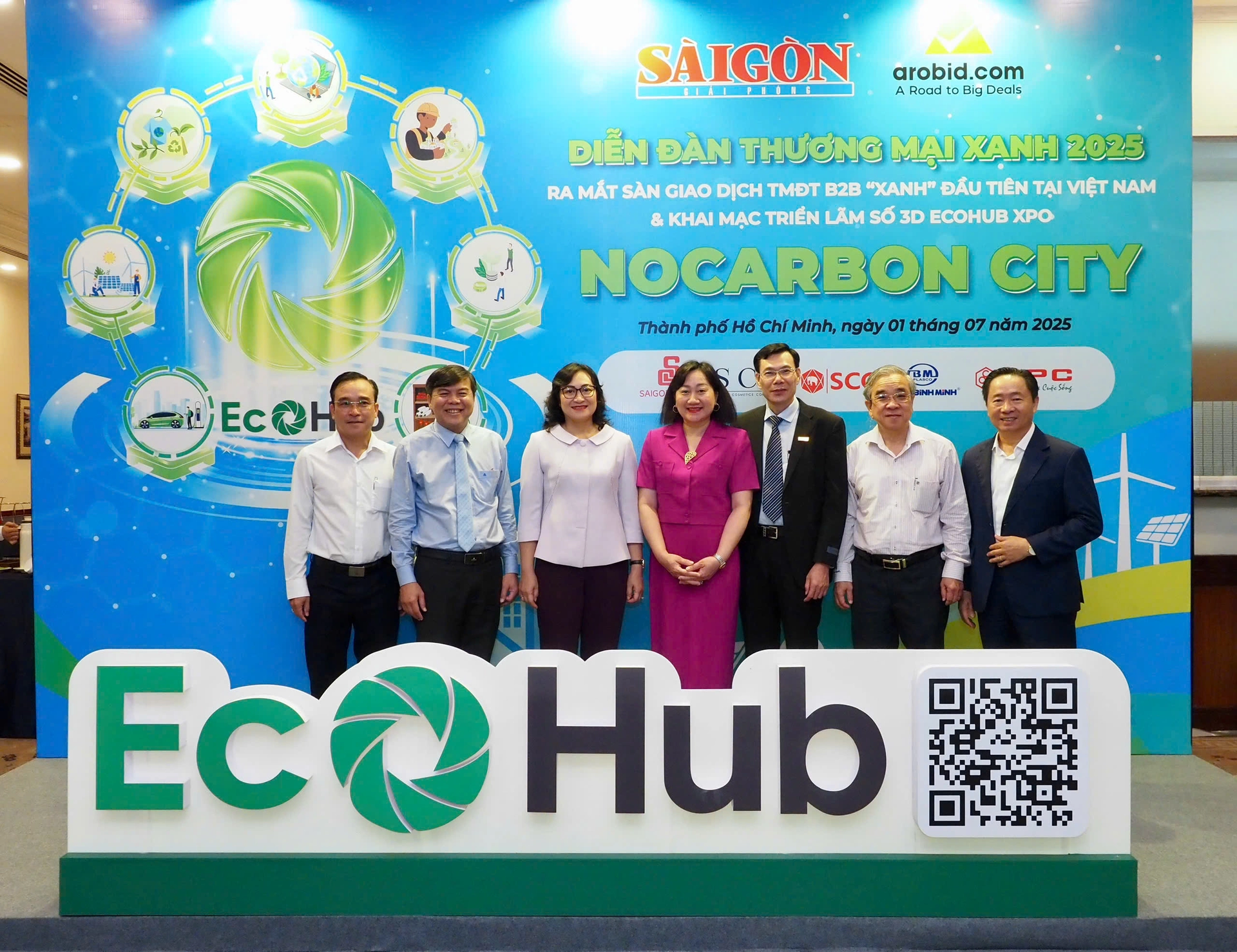 Vice Minister Phan Thi Thang, Deputy Head Tang Huu Phong, the editorial board of SGGP, and delegates at the Green Trade Forum 2025. (Photo: SGGP)