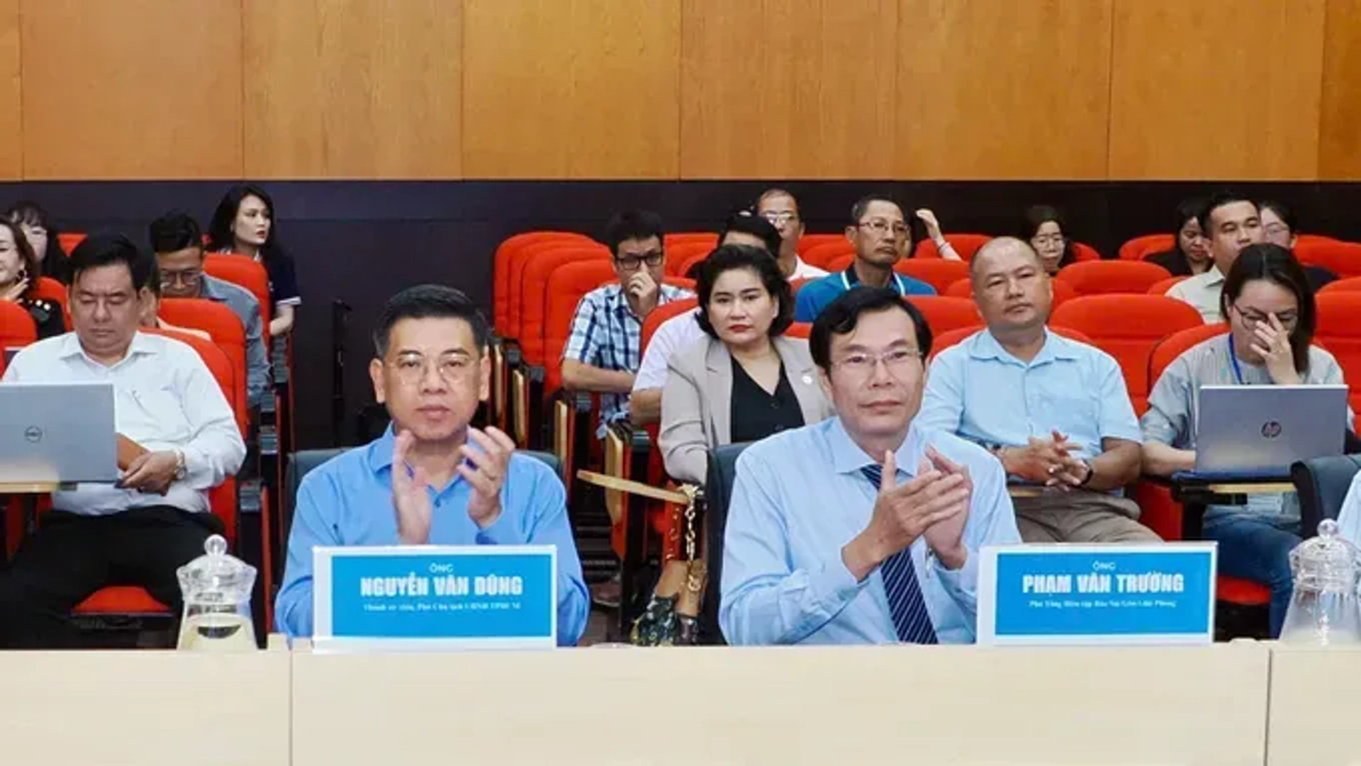 Phó Chủ tịch UBND TPHCM Nguyễn Văn Dũng và Phó Tổng Biên tập Báo SGGP Phạm Văn Trường chủ trì hội thảo. Ảnh: HOÀNG HÙNG