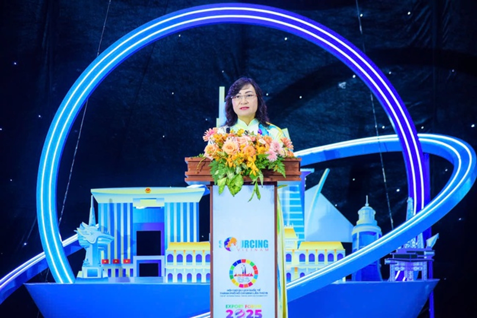 Thứ trưởng Bộ Công Thương Phan Thị Thắng phát biểu tại sự kiện.