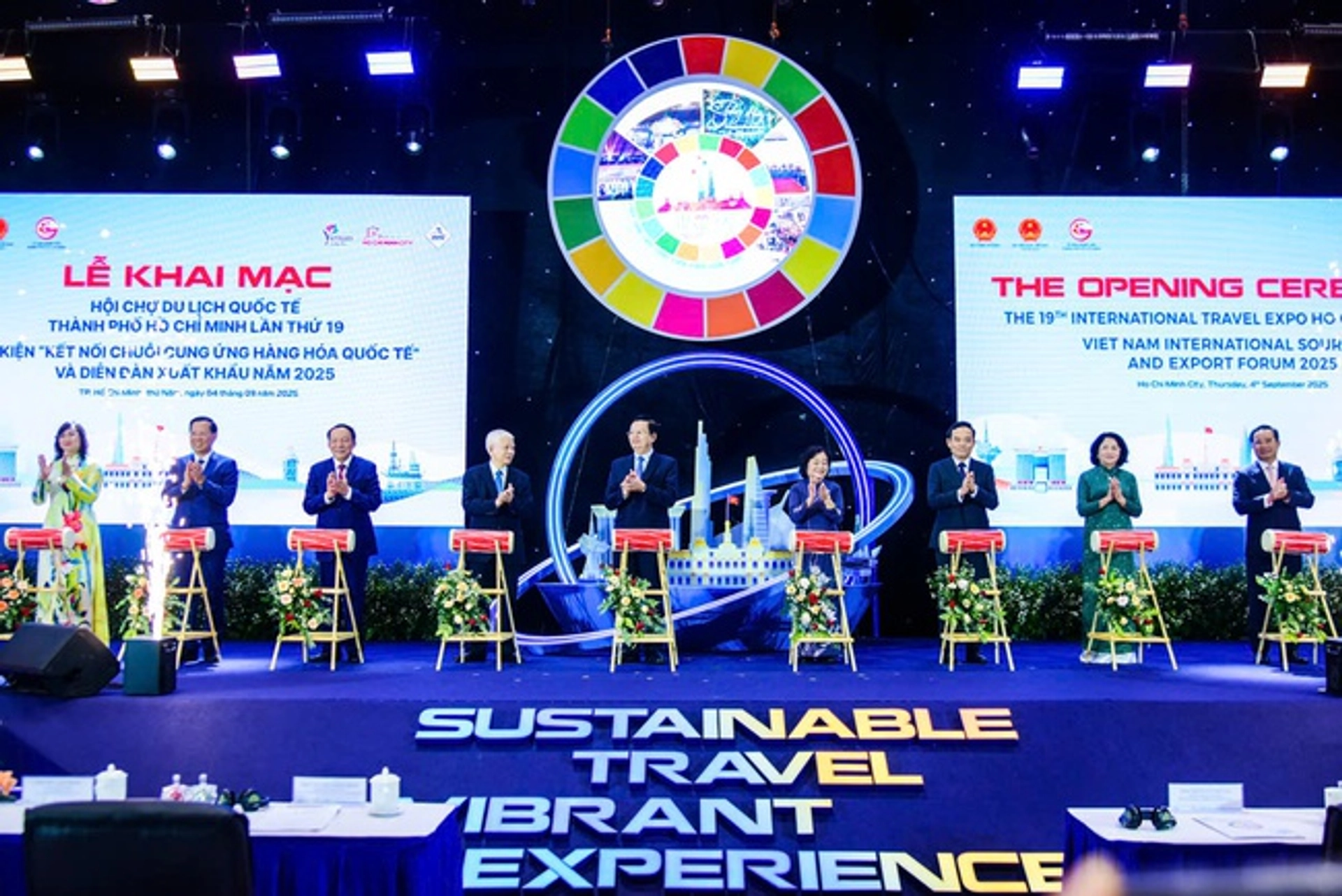 Các đại biểu thực hiện nghi thức khai mạc Hội chợ Du lịch quốc tế ITE HCMC 2025.