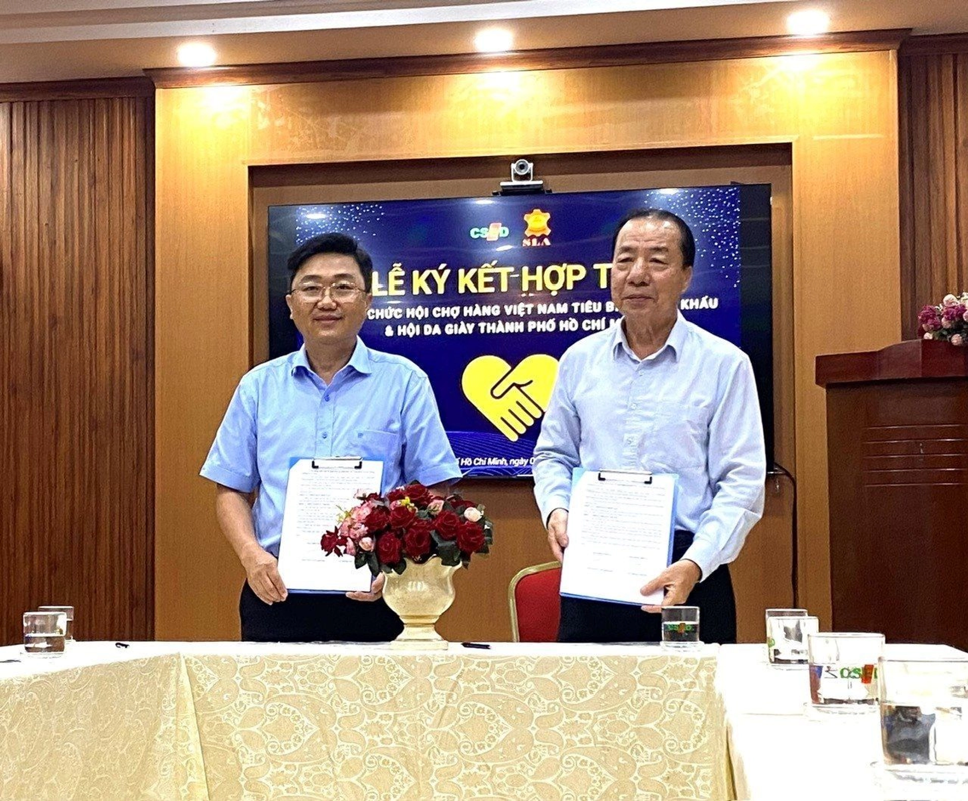 Ông Lê Minh Trung, Giám đốc CSED và ông Nguyễn Văn Khánh, P.Chủ tịch/ Tổng tư ký Hội Da giày TP.HCM ký kết hợp tác song phương trong phối hợp tổ chức HCMC EXPORT & GIFTS SHOW HCMC 2025.