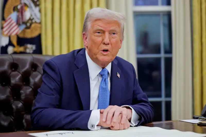 Tổng thống Mỹ Donald Trump ký sắc lệnh hành pháp tại Phòng Bầu dục, Nhà Trắng, Washington D.C., vào hôm 31-1 - Ảnh: REUTERS