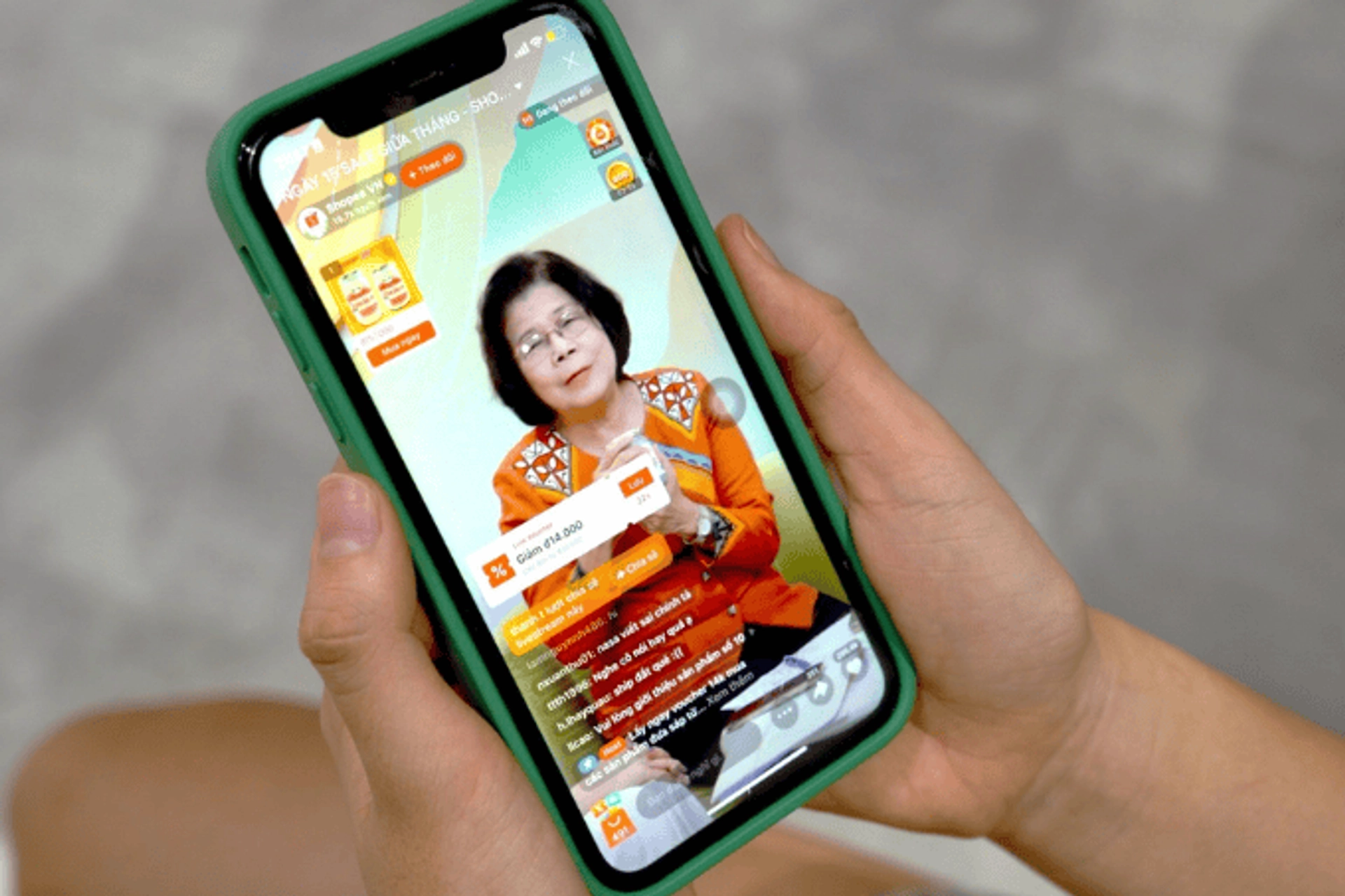 The premiere episode of the series “Shopee - Essence of Vietnam Journey” introduced a fresh live broadcast format, delivering impressive business results. (Photo: 5-Minute Market Talks)