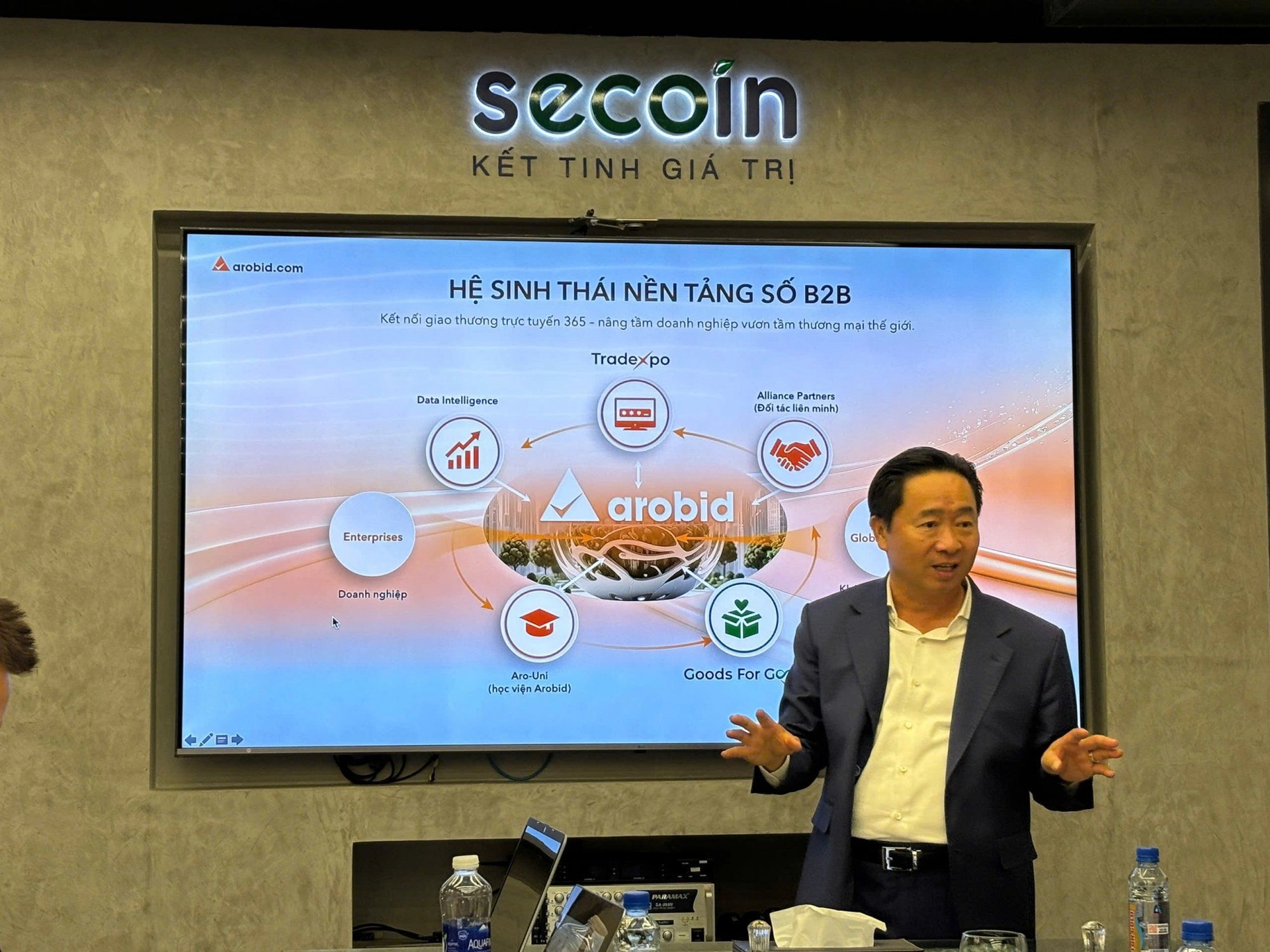 Ông Trần Văn Chín - Chủ tịch Hội đồng Quản trị, Nhà sáng lập Arobid.com chia sẻ tại buổi làm việc