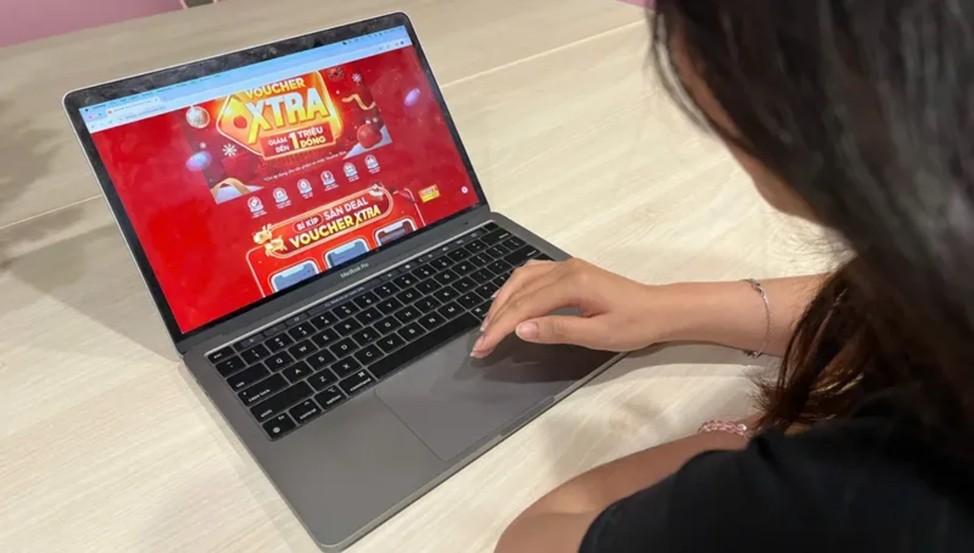 Người tiêu dùng lên mạng tìm kiếm sản phẩm - Ảnh: HỒNG PHÚC