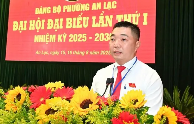 Mr. Le Truong Hai Hieu was entrusted with the role of Secretary of the Party Committee and Chairman of the An Lac Ward People’s Council. Photo: Viet Dung