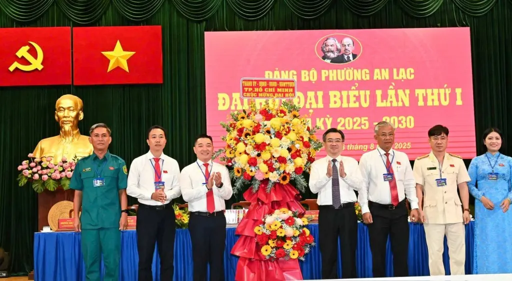 Mr. Nguyen Thanh Nghi, Standing Deputy Secretary of the Ho Chi Minh City Party Committee, presents flowers to congratulate the congress. Photo: Viet Dung