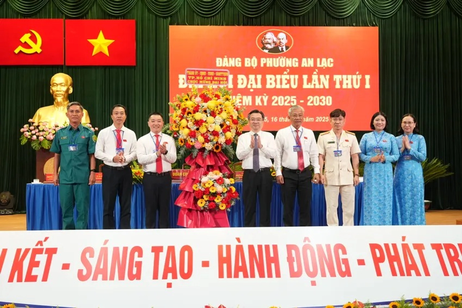 Phó Bí thư Thường trực Thành ủy TP.HCM Nguyễn Thanh Nghị tặng hoa chúc mừng Đại hội. Ảnh: HÀ HẠNH