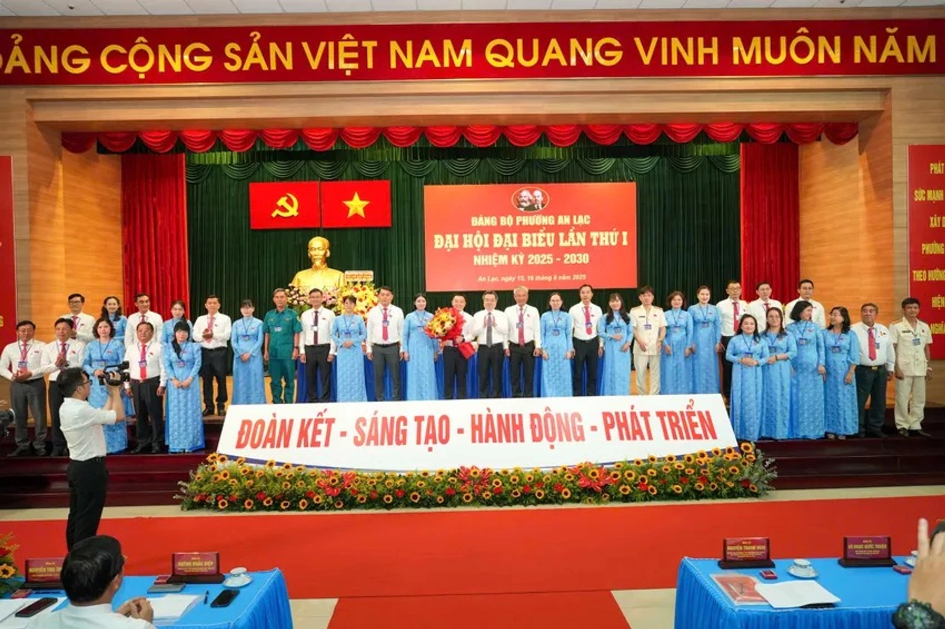 Phó Bí thư Thường trực Thành ủy TP.HCM Nguyễn Thanh Nghị tặng hoa chúc mừng Ban Chấp hành Đảng bộ phường An Lạc. Ảnh: HÀ HẠNH