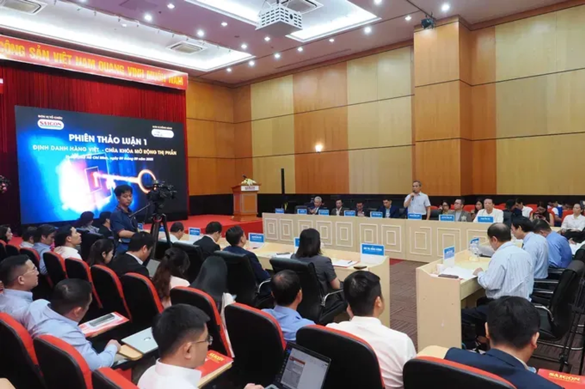 Quang cảnh phiên thảo luận. Ảnh: HOÀNG HÙNG