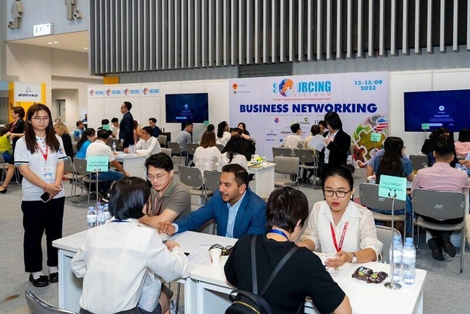 Hàng loạt doanh nghiệp Hoa Kỳ sẽ đến Viet Nam International Sourcing 2025, tìm kiếm trực tiếp nguồn hàng “Made in Vietnam” để rút ngắn chuỗi logistics, tiết giảm chi phí và tăng tốc đưa sản phẩm vào hệ thống phân phối của quốc gia này. (Nguồn: Diệu Linh/Báo Công Thương)