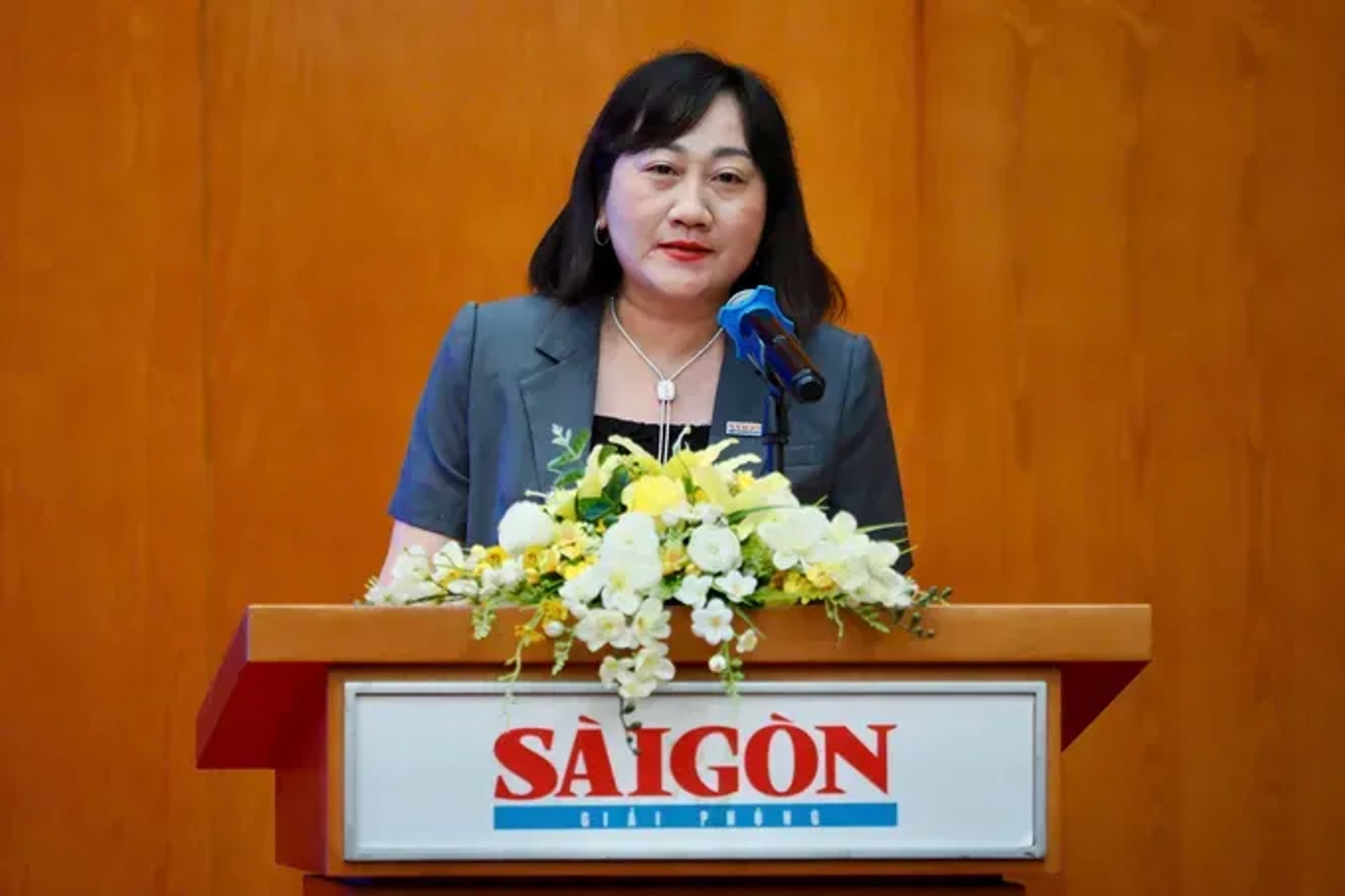 Phó Tổng Biên tập Báo SGGP Bùi Thị Hồng Sương phát biểu khai mạc hội thảo. Ảnh: HOÀNG HÙNG