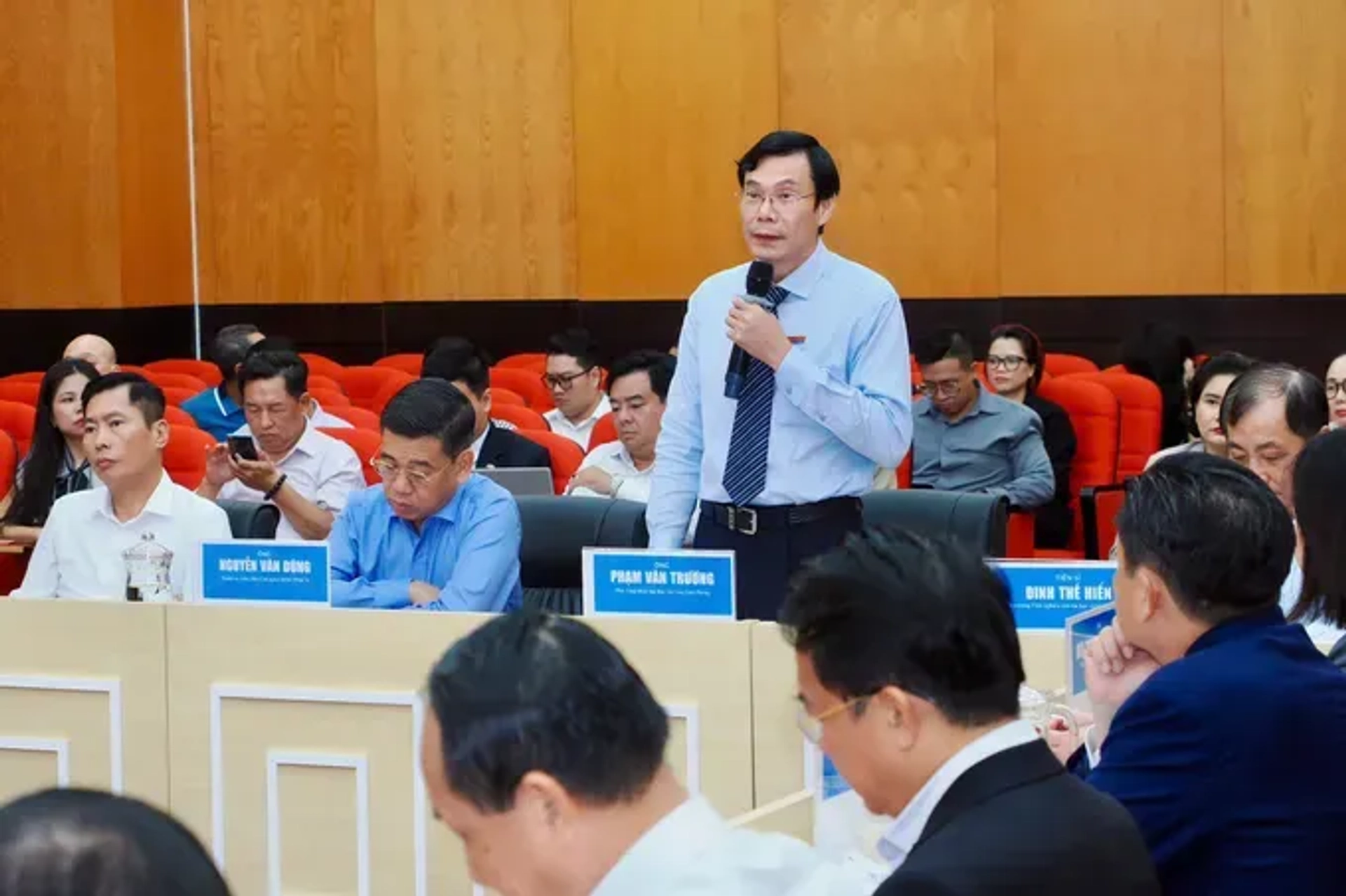 Nhà báo Phạm Văn Trường điều hành phiên thảo luận 1. Ảnh: HOÀNG HÙNG