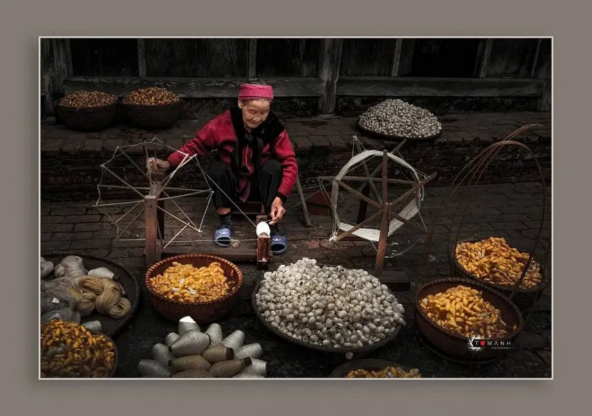 Lụa đũi thủ công thường dành cho người có gu, rất khó có thể sử dụng trà đại. Mỗi tấm lụa tơ tằm được tạo ra qua 90 ngày kỳ công, với gần 20 công đoạn – từ nuôi tằm, kéo sợi, đến dệt và nhẹ từ đôi bàn tay chai sạn của các nghệ nhân. Nguồn ảnh: FB Hanhsilk