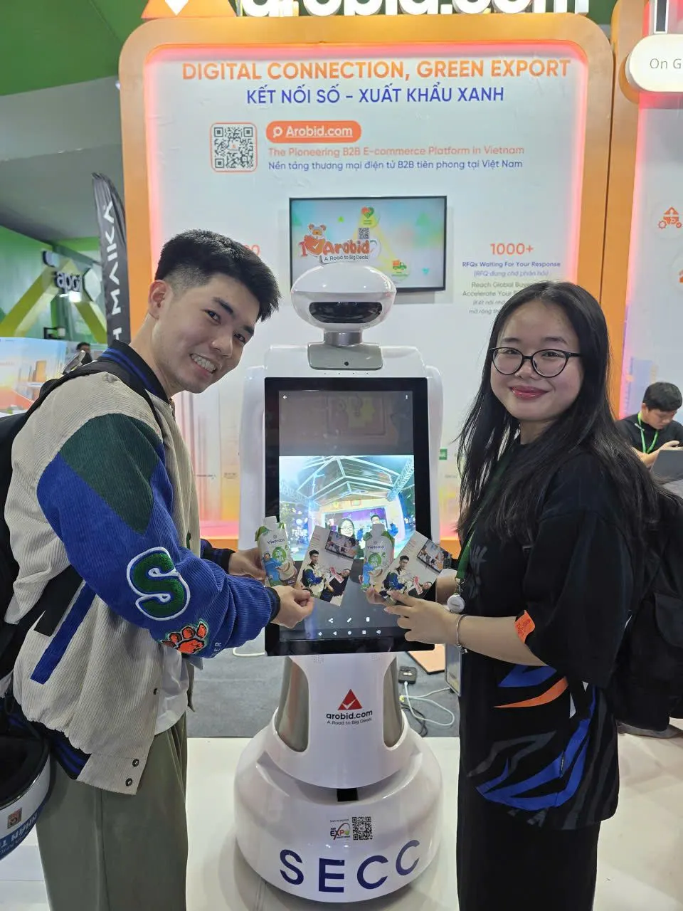 Khách hàng trải nghiệm chụp ảnh tương tác cùng AR tại gian hàng của Arobid