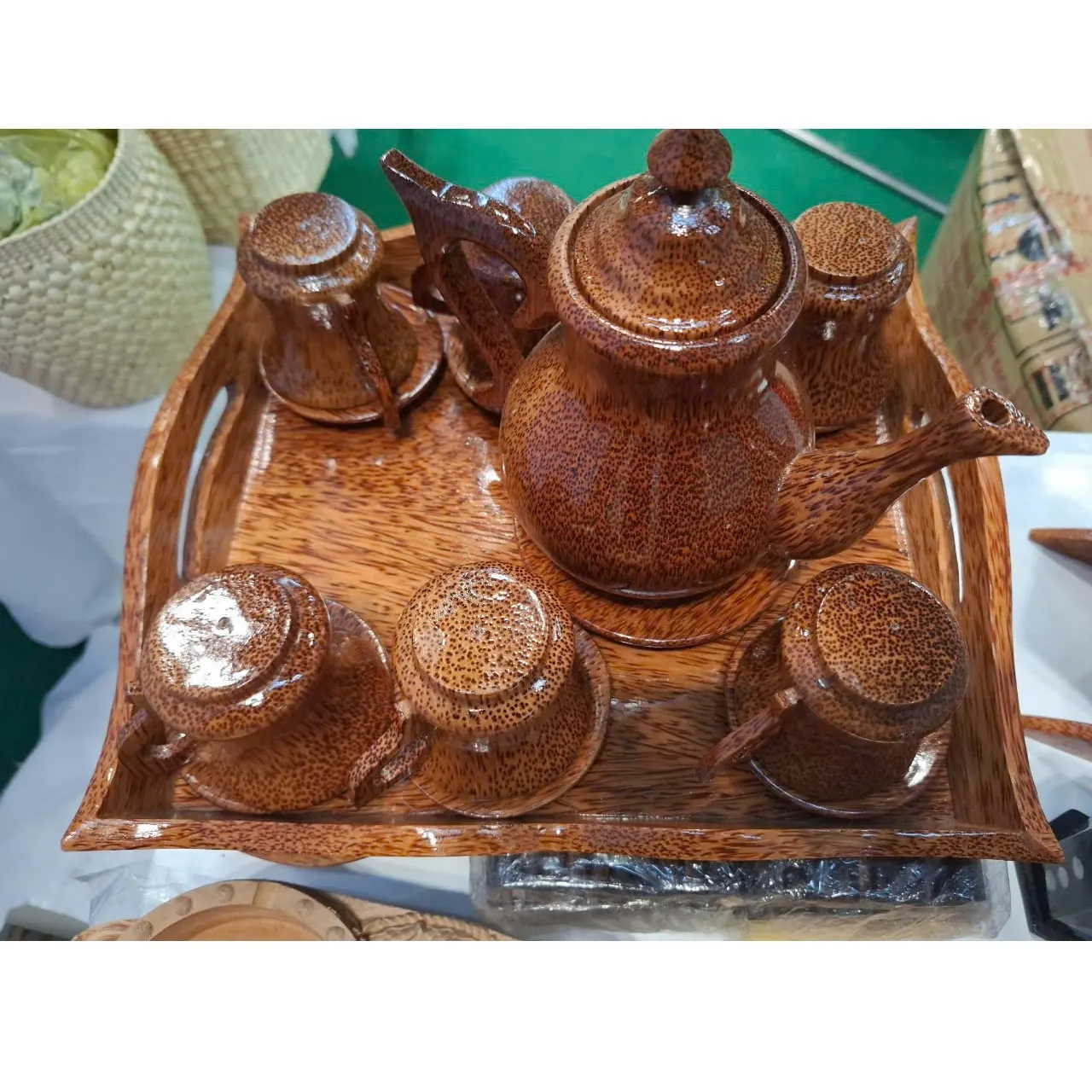 Service à thé en bois artisanal